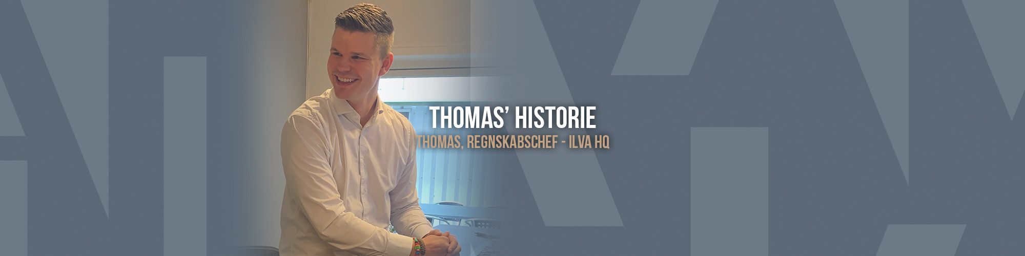 Portræt af Thomas med teksten "Thomas' historie – Thomas, Regnskabschef - ILVA HQ"