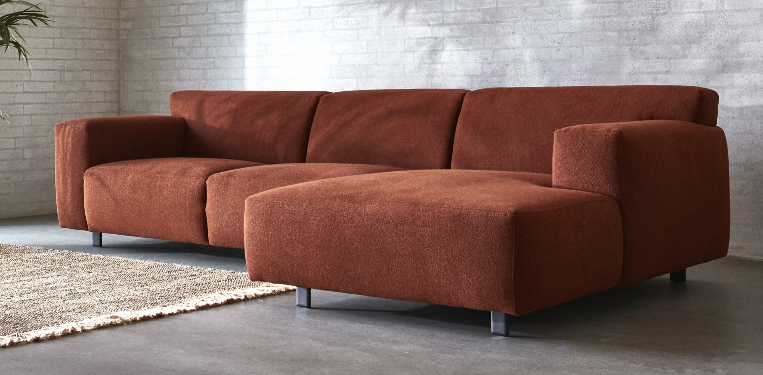 Rød sofa med chaiselong i Denno tekstil fra ILVA's stof - og læderkollektion