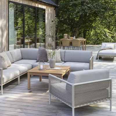 Loungeområde med grå sofa og lavt træbord