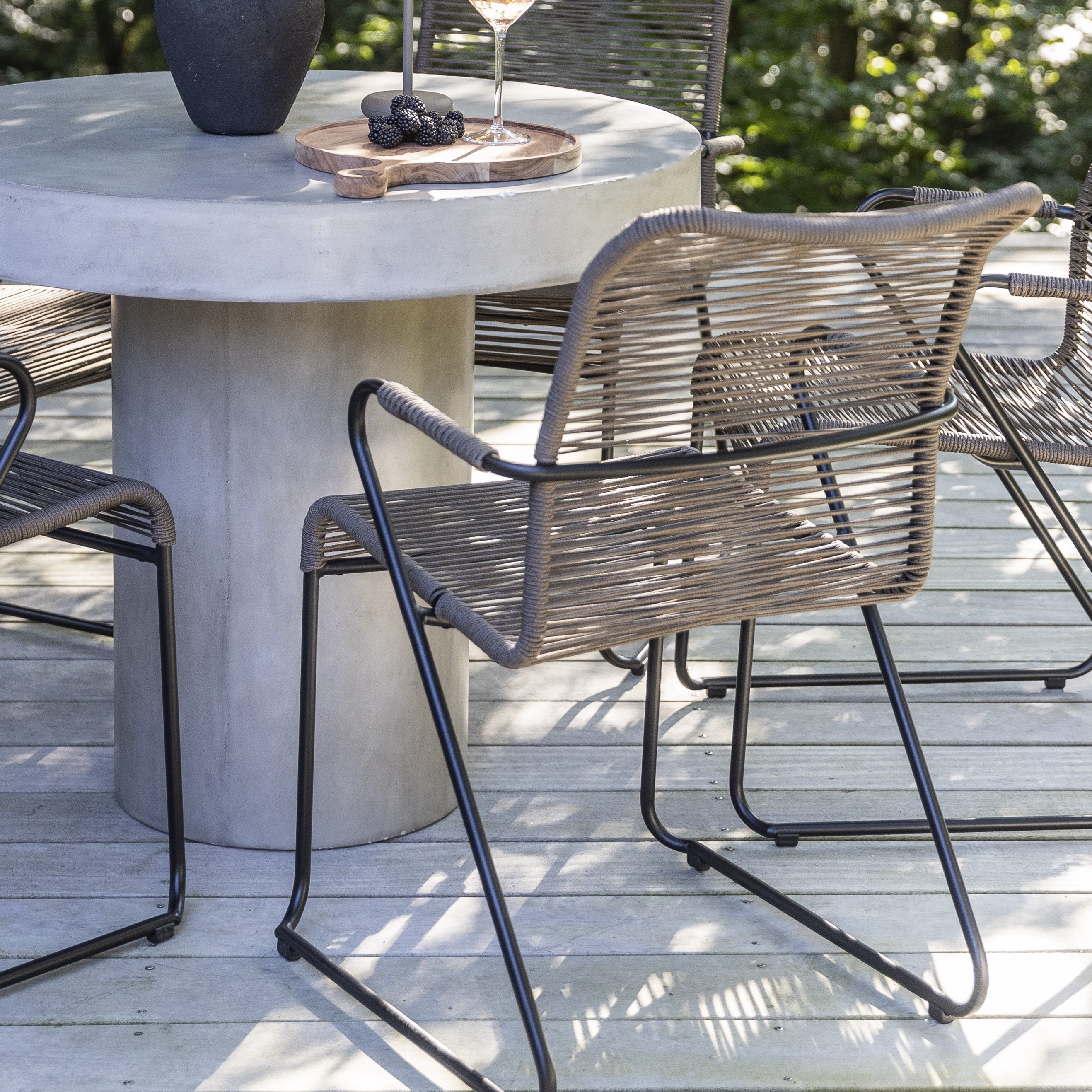 Stol med snoreflet ved rundt betonbord