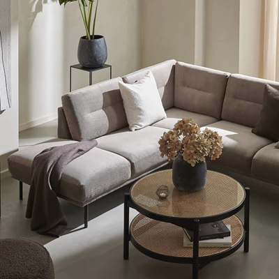Sofa placeret i en stue med henvisning til en sofaguide