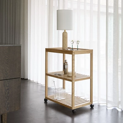 Minimalistisk rum med rullebord og træ og diverse tilbehør