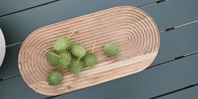rigmor.jpg Skærebræt med rillet design liggende på havebord