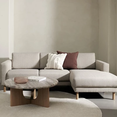 Lys chaiselongsofa med sofabord med bordplade i mamor