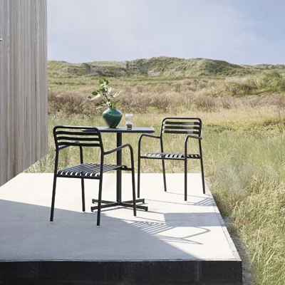 Terrassemiljø i klitterne med cafésæt i grønt