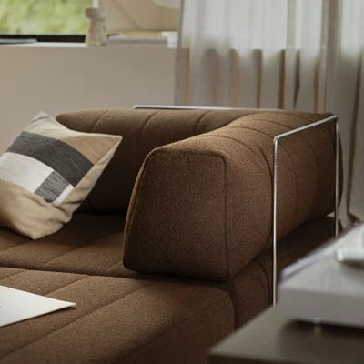 Nærbillede af mørkrød sovesofa
