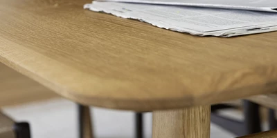 Nærbillede af bordplade på spisebord i træ