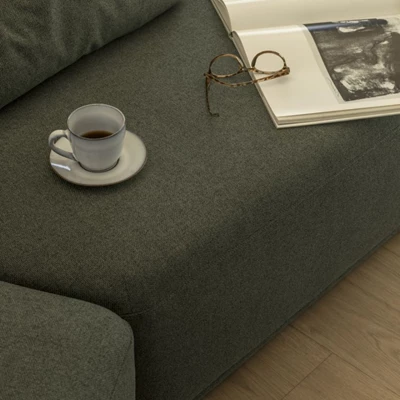 Nærbillede af stof på grøn sofa
