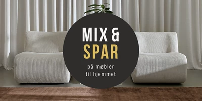 Mix & Spar på møbler til hjemmet To hvide loungestole foran lyse gardiner med reklamebudskabet “Mix & Spar på møbler til hjemmet” i en sort cirkel.