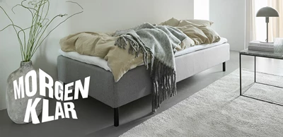 size-90x200.jpg Grå boksmadras i et stilrent soveværelse