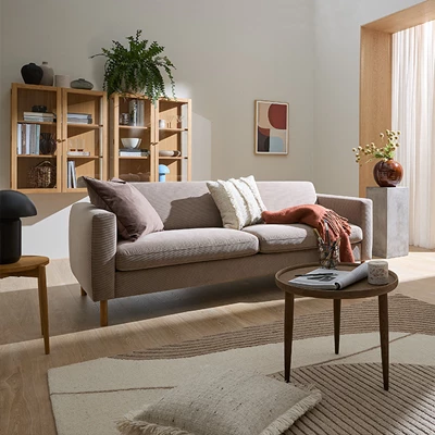 Hyggelig 2 personers sofa i fin stue
