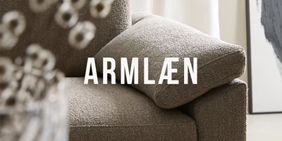signatur-sofa-armlaen.jpg Nærbillede af sofa i grå og teksten "Armlæn"