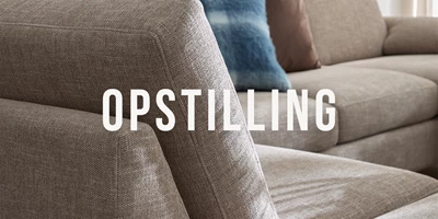 signatur-sofa-opstilling.jpg Nærbillede af sofa med en tekst ovenpå, hvorpå der står "Opstilling"